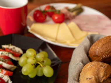 Peynirli, jambonlu, üzümlü ve caprese soslu taze kıta kahvaltısı.