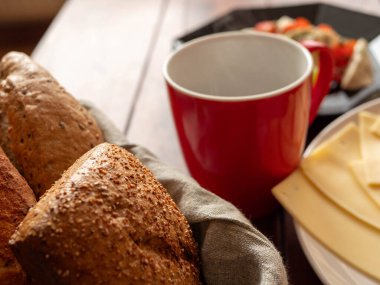 Tekstil ekmek sepetindeki kabuklu kahvaltı rulolarının yakın çekimi.