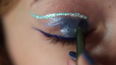 # Kız göz kapağına mavi parıltı sürüyor #