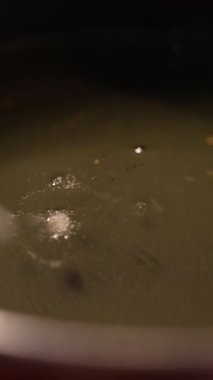 Kaynar yağda yağ kırıntısı