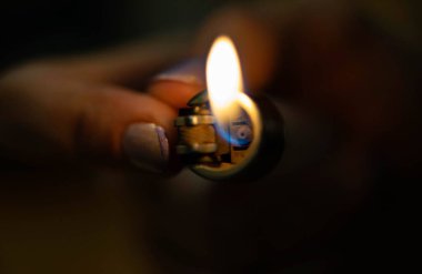 çakmak yakan bir parmağın makro fotoğrafı