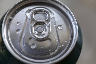 Su damlacıklı bira kutusunun makro fotoğrafı.