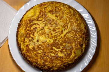 Yeni yapılmış bir patates omleti.