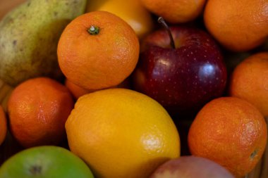 Elmalar, portakallar ve limonlarla dolu durgun bir hayat