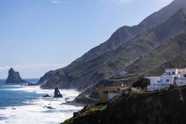 Tenerife kıyısındaki büyük yeşil dağlar