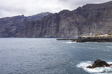 Tenerife sahilindeki kayalık dağlar