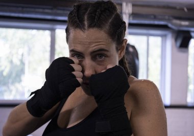 Odaklanmış beyaz kadın boksör eğitimi.