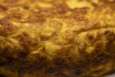 İspanyol tortilla, geleneksel patates omleti, yakın plan.
