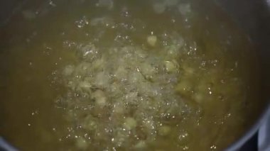 Bol köpüklü kaynar suda pişen nohutlar.