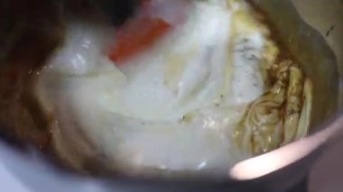 Silikon bir spatulaya yakından bakmak kremalı sosu baharatla karıştırmak ve soya sosunu metal bir kasede karıştırmak.