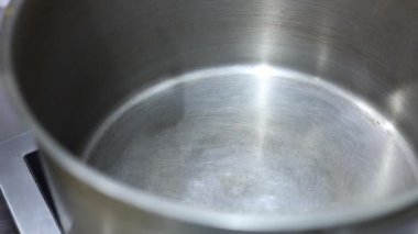 Ekstra saf zeytinyağı pişirmek için paslanmaz çelik bir kaba dökülüyor.