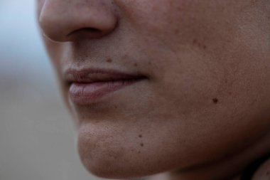 Doğal deri dokusu, benleri, saçı ve açık gözenekleri olan insan alt yüzü.