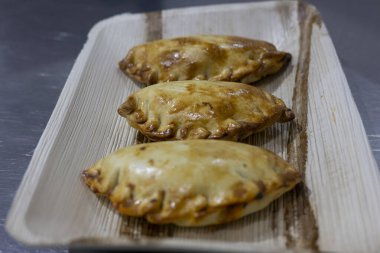 Empanada, ekolojik bir tabakta lezzetli ve geleneksel bir Latin Amerika aperatifi olarak servis ediliyor.