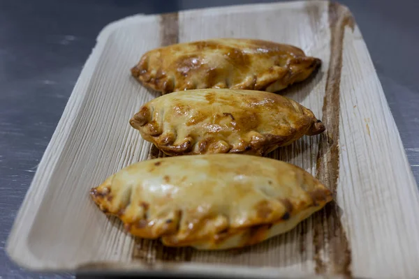 Empanada, ekolojik bir tabakta lezzetli ve geleneksel bir Latin Amerika aperatifi olarak servis ediliyor.