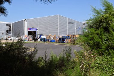 B & M mağazasının arka tarafında mallar görünüyor. Eastbourne, Doğu Sussex, İngiltere Hükümdar Limanı perakende malikanesinde.