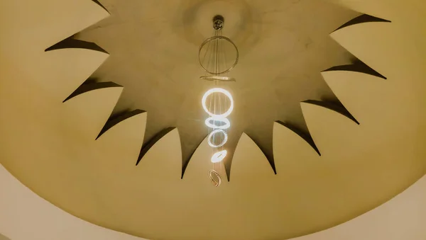 Cami binasının tavanında halka şeklinde dekoratif bir lamba var. Binanın teması ve din..