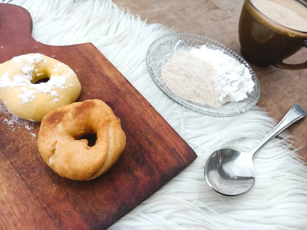 Çörekler ve masada beyaz kahve, yiyecek ve içecek temalı çeşitli malzemeler..