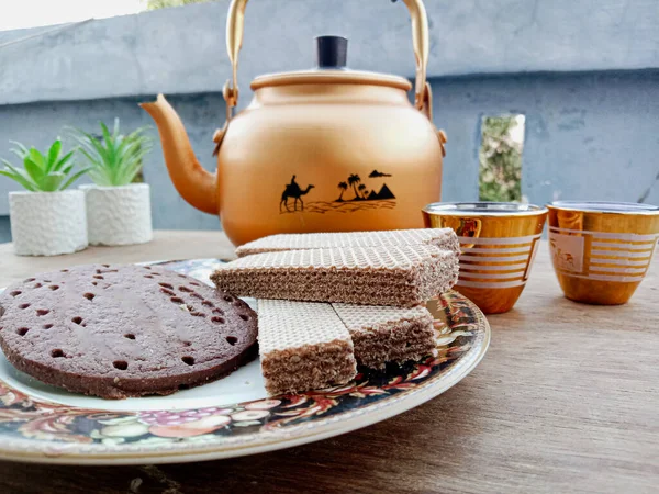 Lezzetli çikolatalı gofretler ve bisküviler masada, açık havada.