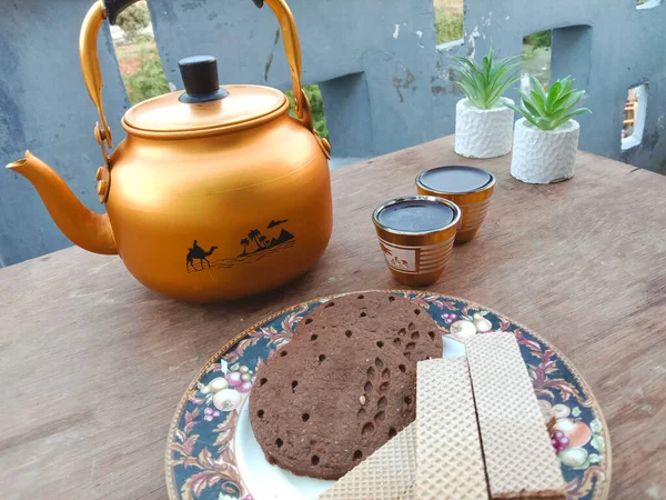 Sıcak, minimalist, yiyecek ve içecek temalı bir an için bisküviler ve gofretlerle birlikte çay..