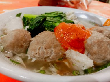 Bir kase sebzeli köfte ve baharatlı acı biber sosu, Güneydoğu Asya kültürü..