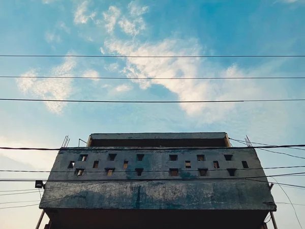 Mavi gökyüzünün altındaki mavi renkli evin alçak açılı balkonu..