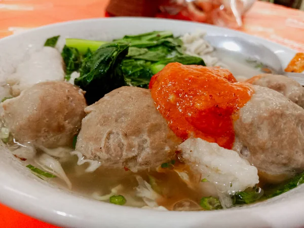 Bir kase sebzeli köfte ve baharatlı acı biber sosu, Güneydoğu Asya kültürü..