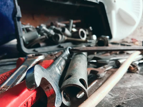 Aletler alet çantasından fayans zeminine saçılmış..