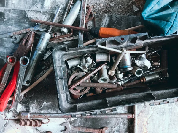 Tamircinin aletleri alet kutusunda ve bazıları kutunun dışına saçılmış..