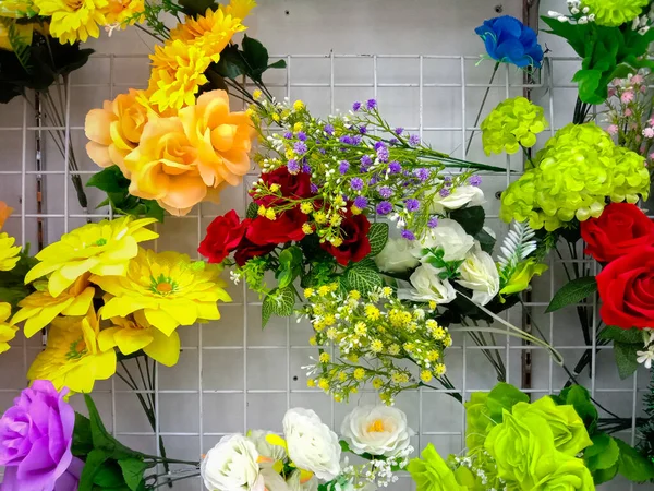 Bir mağazada çeşitli türde çiçekler demirde sergilenir..