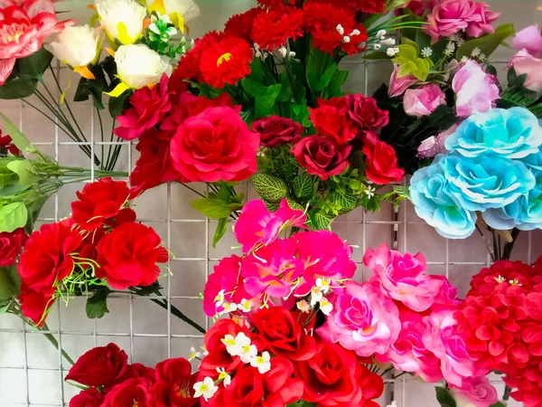 Bir mağazada sergilenen gülleri taklit et.