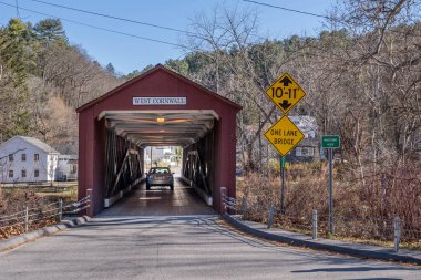 Batı Cornwall Kapalı Köprüsü 1864 'ten beri seyahat edenleri Housatonic Nehri' nden geçiren tarihi bir New England simgesidir..