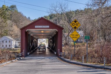 Connecticut 'taki Batı Cornwall Kapalı Köprüsü 1864' ten beri seyahat edenleri Housatonic Nehri 'nden geçiren tarihi bir New England simgesidir..