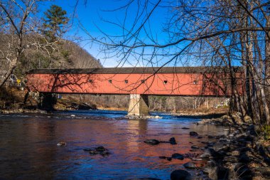 Connecticut 'taki Batı Cornwall Kapalı Köprüsü 1864' ten beri seyahat edenleri Housatonic Nehri 'nden geçiren tarihi bir New England simgesidir..