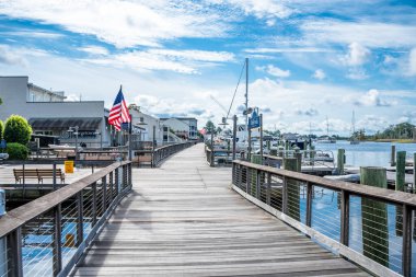 Güney Carolina 'daki Georgetown Limanı Sampit Nehri boyunca dört blokluk manzaralı bir sahil yolu. Güzel manzaralar sunuyor, dükkanlara ve restoranlara kolay erişim sağlıyor.