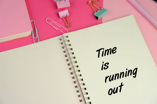 Pembe arka planda mesajlaşmalı açık defter tükeniyor. Acil durum, teslim tarihleri ve zaman yönetimi temaları için uygun.