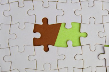 Tahta yapboz ve kayıp bir yapboz. İzole edilmiş arkaplanda izole edilmiş fotoğrafın üzerinde