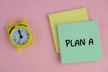 A Planı metni için pembe arkaplan üzerine sarı ve yeşil not defteri 