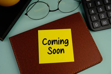 Renkli ofis araçları, yeşil arkaplan ile yakında çevreleyen Metin ile yapıştırıcı Not. 