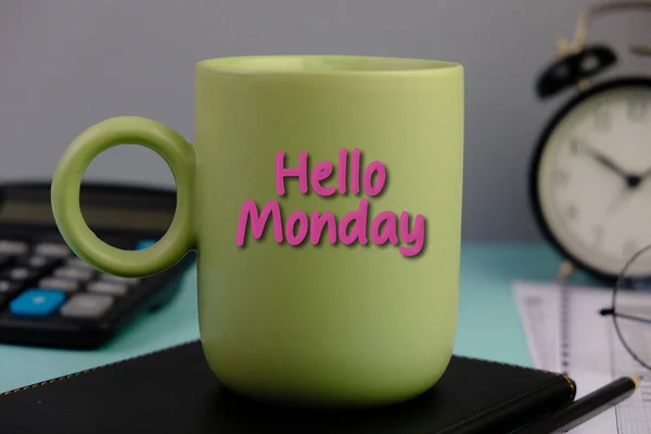 Merhaba pazartesi sabahı iş yerindeki bilgisayarın yanında yeşil kahve fincanı üzerine motivasyon mesajı. İş geçmişi