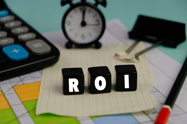 ROI harfli ahşap küp. Yatırımda Dönüş (ROI)