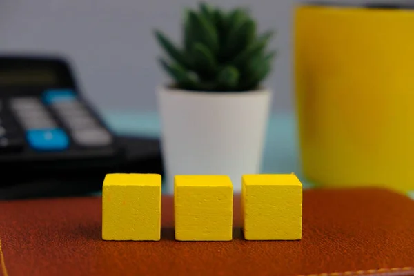 Okul aletlerinin yanında boş tahta blok ve metin alanı kavramının şablonu yok. işletme ve eğitim kavramı