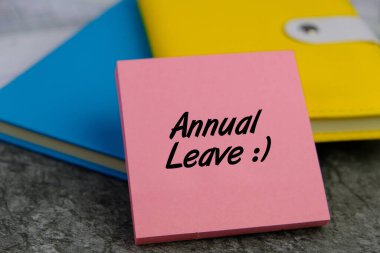 Yıllık izin. Ofis dışında. İzinde. Renkli kitaplarla ilgili pembe not almaya ara ver. Canlı arkaplan