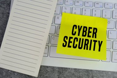 Siber güvenlik kavramı. Bilgisayar klavyesi ve sarı not