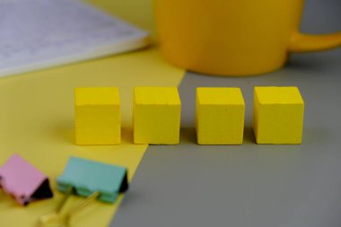 Okul aletlerinin yanında boş tahta blok ve metin alanı kavramının şablonu yok. işletme ve eğitim kavramı