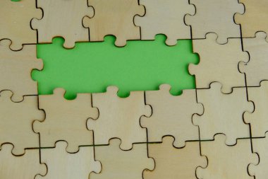 Tahta yapboz ve kayıp bir yapboz. İzole edilmiş arkaplanda izole edilmiş fotoğrafın üzerinde