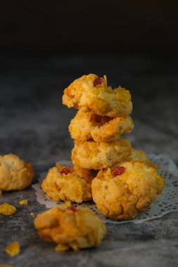 Kutlama sırasında birden fazla popüler kurabiye ya da çikolata parçacıkları da dahil olmak üzere beyaz izole arka planda bayram