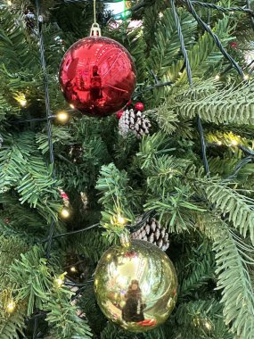 Sezonun selamlama sahnesi. Noel süslemeleri, balolar, kır yıldızları, kutsal meyveler, buzlu ladin dalları yeşil arka planda konfeti, mesajlar ve tanıtım için mükemmel. metin alanı kavramı