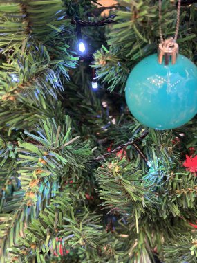 Sezonun selamlama sahnesi. Noel süslemeleri, balolar, kır yıldızları, kutsal meyveler, buzlu ladin dalları yeşil arka planda konfeti, mesajlar ve tanıtım için mükemmel. metin alanı kavramı