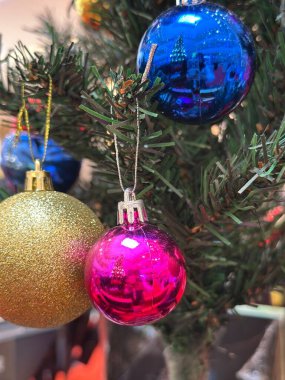 Sezonun selamlama sahnesi. Noel süslemeleri, balolar, kır yıldızları, kutsal meyveler, buzlu ladin dalları yeşil arka planda konfeti, mesajlar ve tanıtım için mükemmel. metin alanı kavramı