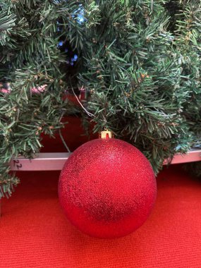 Sezonun selamlama sahnesi. Noel süslemeleri, balolar, kır yıldızları, kutsal meyveler, buzlu ladin dalları yeşil arka planda konfeti, mesajlar ve tanıtım için mükemmel. metin alanı kavramı